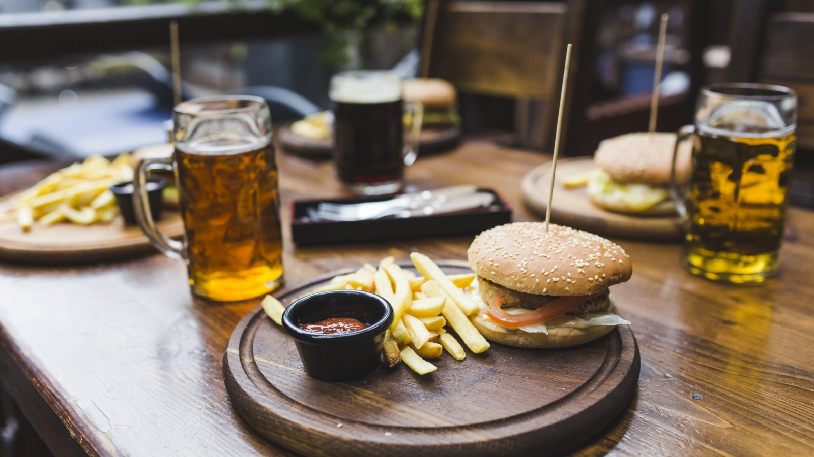 hamburger-table-restaurant